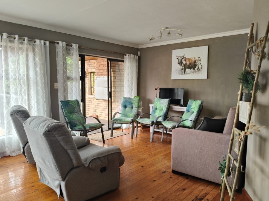 6 Bedroom Property for Sale in Paradise Beach Eastern Cape